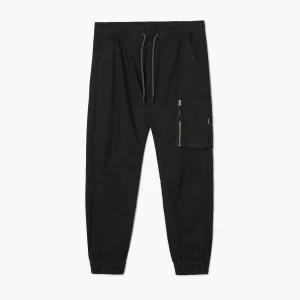 Cropp - Jeansowe joggery z dodatkową kieszenią na zamek - czarny