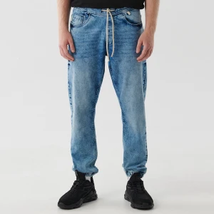 Cropp - Jeansowe joggery z efektem sprania - niebieski