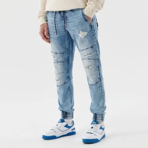 Cropp - Jeansowe joggery z postrzępieniami - niebieski