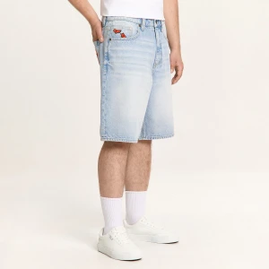 Cropp - Jeansowe spodenki baggy ze skate motywem - niebieski