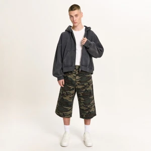 Zdjęcie produktu Cropp - Jeansowe spodenki jorts ze wzorem moro - zielony