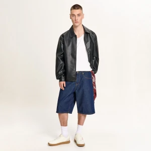 Cropp - Jeansowe szorty baggy - purpurowy