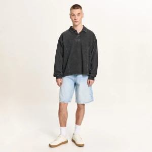 Cropp - Jeansowe szorty baggy z efektem sprania - niebieski