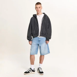 Cropp - Jeansowe szorty baggy z efektem sprania - niebieski