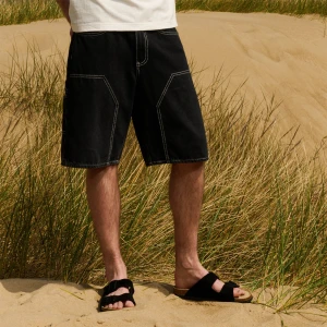 Cropp - Jeansowe szorty baggy z kontrastowymi przeszyciami - czarny