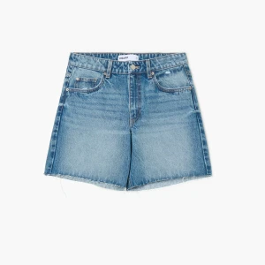 Cropp - Jeansowe szorty boyfriend z surowym wykończeniem - niebieski