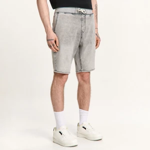 Cropp - Jeansowe szorty jogger z efektem sprania - jasny szary