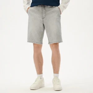 Cropp - Jeansowe szorty jogger z efektem sprania - jasny szary
