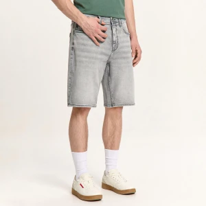 Cropp - Jeansowe szorty regular z efektem sprania - jasny szary