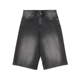 Cropp - Jeansowe szorty skater z efektem sprania - czarny