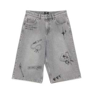 Cropp - Jeansowe szorty skater z efektem sprania - szary