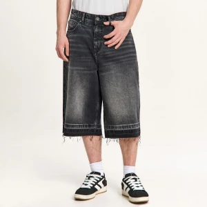 Cropp - Jeansowe szorty skater z surowym wykończeniem - czarny