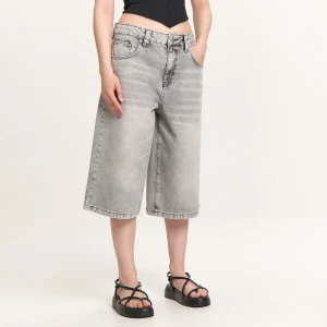 Cropp - Jeansowe szorty z motywem tribal - jasny szary