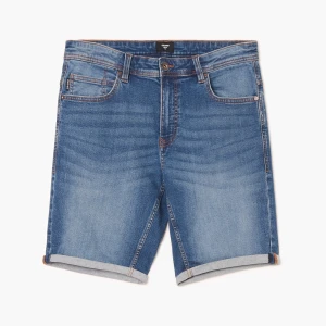 Cropp - Jeansowe szorty z podwiniętymi nogawkami - niebieski