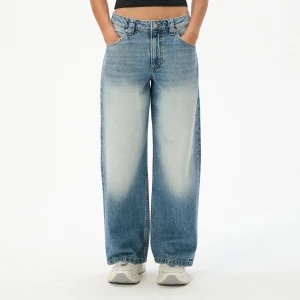 Cropp - Jeansy baggy PETITE z efektem sprania - niebieski