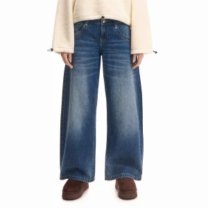 Cropp - Jeansy barrel fit z efektem sprania - niebieski