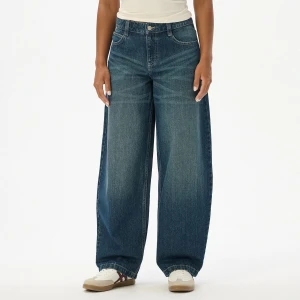 Cropp - Jeansy barrel z efektem sprania - granatowy