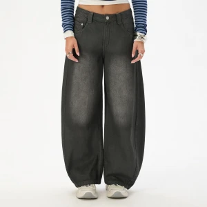 Cropp - Jeansy barrel z powlekanym wykończeniem - czarny
