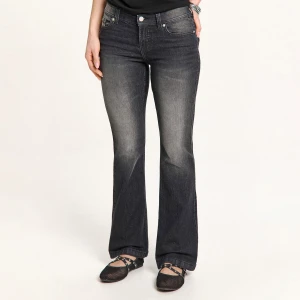 Cropp - Jeansy bootcut w stylu vintage - czarny