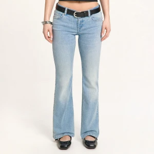 Cropp - Jeansy bootcut w stylu vintage - niebieski