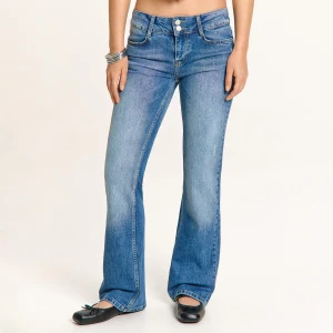 Cropp - Jeansy bootcut z efektem sprania i skrzydłami - niebieski