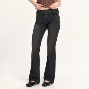 Cropp - Jeansy bootcut z paskiem i ozdobną klamrą - czarny