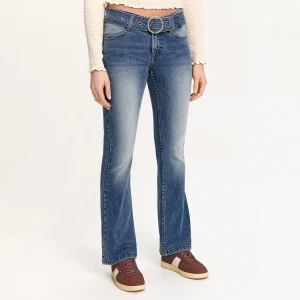 Cropp - Jeansy bootcut z paskiem i ozdobną klamrą - niebieski