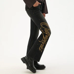 Cropp - Jeansy flare z haftowanym napisem - czarny