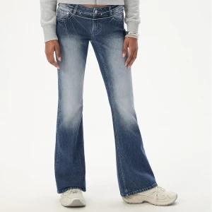 Cropp - Jeansy flare z ozdobnymi haftami - niebieski