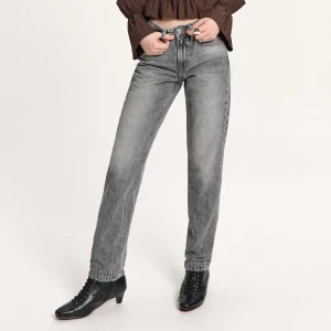 Cropp - Jeansy straight slim z efektem sprania - szary