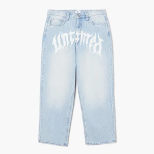 Cropp - Jeansy super baggy z efektem sprania i napisem - niebieski