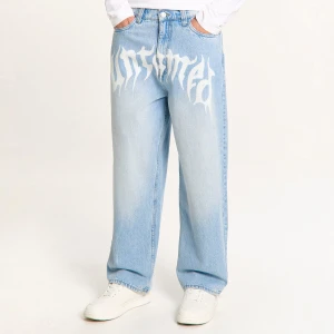 Cropp - Jeansy super baggy z efektem sprania i napisem - niebieski