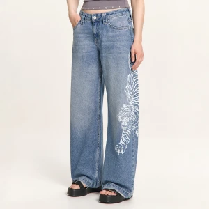 Cropp - Jeansy wide leg z nadrukiem tygrysa - niebieski