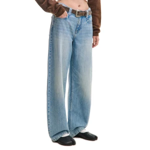 Cropp - Jeansy z nogawką barrel i efektem sprania - niebieski