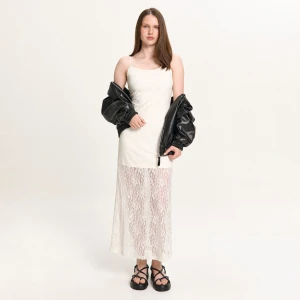 Cropp - Koronkowa biała sukienka maxi - kremowy