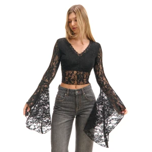 Cropp - Koronkowa bluzka z rękawami typu nietoperz - czarny
