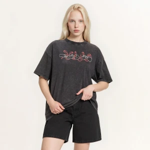 Cropp - Koszulka oversize z autorskim nadrukiem - czarny