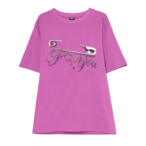 Cropp - Koszulka z agrafką i napisem - purpurowy