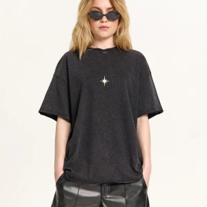 Cropp - Koszulka z efektem sprania i astralnym motywem - czarny