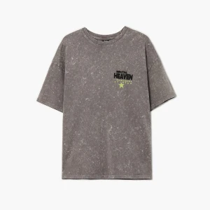 Cropp - Koszulka z efektem sprania i nadrukiem - szary