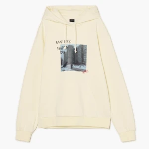 Cropp - Kremowa bluza hoodie z miejskim motywem - kremowy