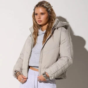 Cropp - Kremowa kurtka puffer z regulowanym kapturem - kremowy