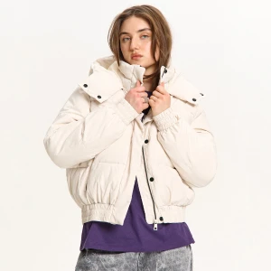 Cropp - Kremowa pikowana kurtka puffer z kapturem - kremowy