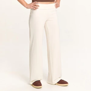 Cropp - Kremowe dresy z niskim stanem - kremowy