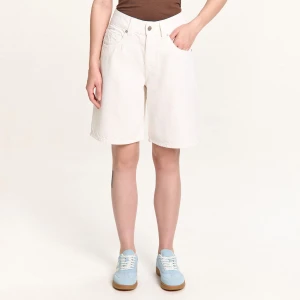 Cropp - Kremowe jeansowe szorty jorts basic - kremowy