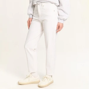 Cropp - Kremowe jeansy mom z efektem sprania - kremowy