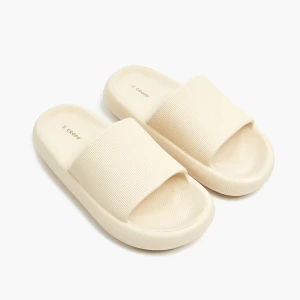 Cropp - Kremowe klapki z delikatną teksturą - kremowy