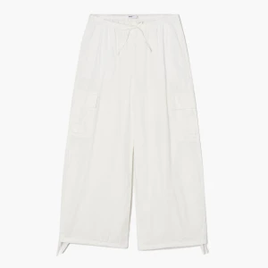 Cropp - Kremowe spodnie baggy z kieszeniami cargo - biały