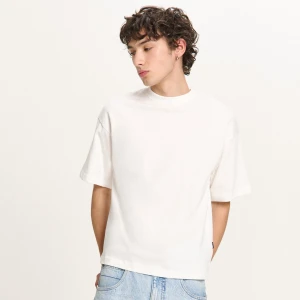 Cropp - Kremowy basicowy T-shirt o kroju boxy - kremowy