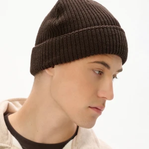 Cropp - Krótka brązowa czapka beanie - brązowy